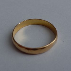 Stunning 18k gold engagement ring size 8, 5
